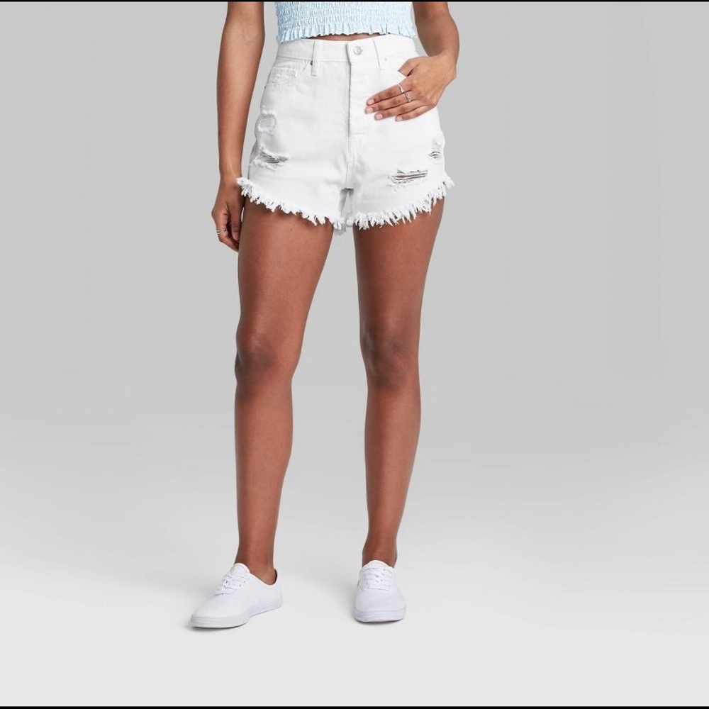 NWT women’s frayed hem white shorts size 10